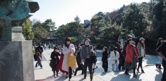 Kotoku-in (Kamakura), Visiteurs près de la grande statue en bronze de Bouddha 2