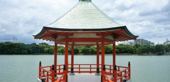 Fukuoka (Kyushu), pavillon sur l'eau du parc Ohori