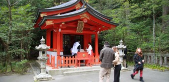 Hakone-jinja, Pavillon où une cérémonie est en cours