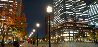 Parvis de la gare de Tokyo de nuit côté Marunouchi (sortie ouest)