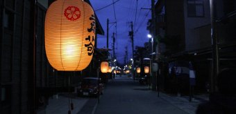 Takayama dans les Alpes Japonaises, Rue commerçante ancienne éclairée aux lanternes de papier