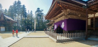 Kongobu-ji (Mont Koya), Intérieur de l'enceinte du temple et vue sur Kogenkan