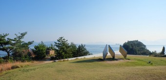 Naoshima, Sculpture Three Squares Vertical Diagonal II de George Rickey