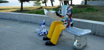 Naoshima, Benesse House, Sculpture Le banc de Niki de Saint Phalle