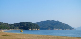 Naoshima, Vue d'ensemble sur la plage et la sculpture Yellow Pumpkin