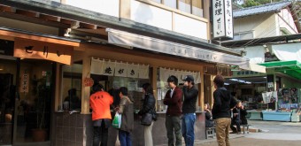 Miyajima, file d'attente devant un restaurant d'huîtres