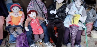 Kakashi no Sato, épouvantails sous un porche 2