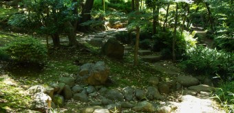 Villa Kyu Asakura à Shibuya, Chemin de pierre dans le jardin 2