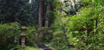 Mont Haguro (Dewa Sanzan), Grand escalier de pierre