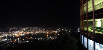 Vue nocturne sur Nagasaki depuis l'observatoire du Mont Inasa