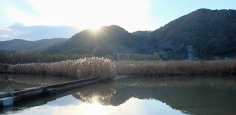Parc Genbudo (Kinosaki), Vue sur l'étang et les montagnes environnantes en hiver