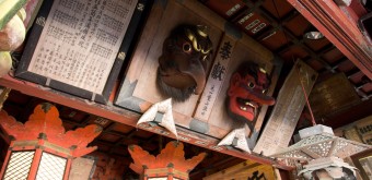 Kitaguchi Hongu Fuji Sengen (Fujiyoshida), Masques de tengu sur le pavillon principal