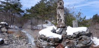 Statue bouddhique au parc Sainokawara à Kusatsu