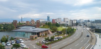 Vue depuis musée d’art et de design de la préfecture de Toyama sur parc Kansui