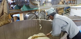 Fabrication du saké à la fabrique Hideyoshi-Suzuki (Akita)