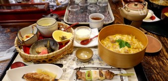 Oyakodon servi dans un bento Magewappa au restaurant Akita Hinai-Ya (Odate)