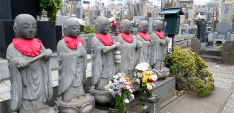 Cimetière du temple Kongo-ji au bord de la rivière Shakuji-gawa à Tokyo