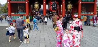 Japonaises en yukata au temple Senso-ji à Tokyo 2