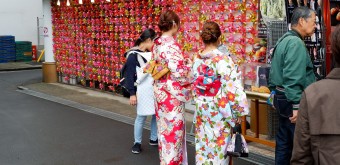 Japonaises en yukata au temple Senso-ji à Tokyo
