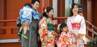 Sanja Matsuri, famille japonaise en tenue traditionnelle pendant le festival