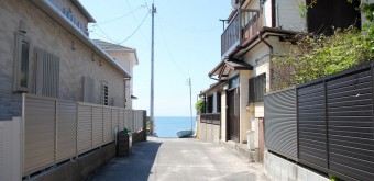 Hayama, rue résidentielle vers la plage