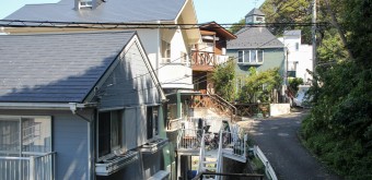 Hayama, rue résidentielle vers les hauteurs de la ville