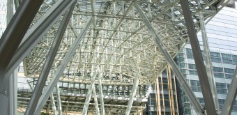 Tokyo Midtown, entrée principale Plaza depuis l'avenue Gaienhigashi-dori