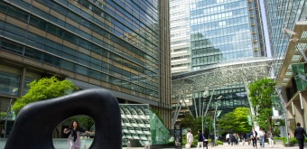 Tokyo Midtown, entrée principale Plaza et œuvre Key to a Dream de Kan Yasuda depuis l'avenue Gaienhigashi-dori