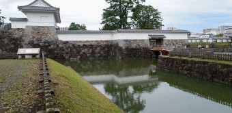 Odawara, vue sur le pont Sumiyoshi à l'entrée du parc du château