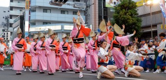 Koenji Awa-Odori, danseuses en tenue traditionnelle de matsuri en action (2)