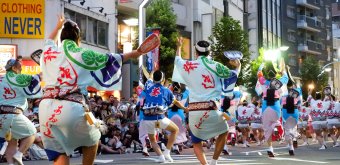 Koenji Awa-Odori (Tokyo), danseurs en tenue traditionnelle de matsuri en action