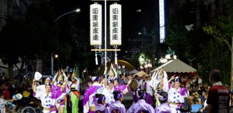 Koenji Awa-Odori (Tokyo), défilé de groupe de danse Ren en nocturne