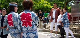 Sanja Matsuri, pause photo pour une famille de participants au festival