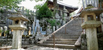 Konkai Komyo-ji, escalier d'accès au cimetière