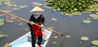 Parc Suigo Sawara Ayame (Chiba), batelier avec masque, gants et en chaussettes
