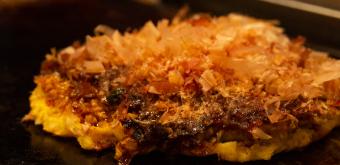 Hozenji San-pei (Osaka), okonomiyaki avec katsuobushi