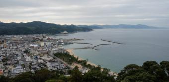 Awaji, vue sur la ville et la plage Ohama depuis le château de Sumoto