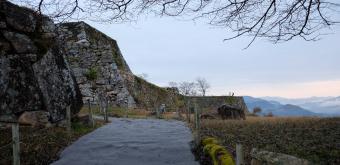Ruines du château de Takeda, parcours de visite entre les murs de pierre
