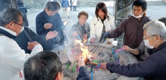 Myoho-ji (Fuji City), fidèles autour de l'encensoir pendant le festival Bishamonten Taisai