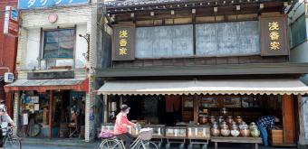 Hana Matsuri au temple Nishiarai Daishi (Tokyo), allée commerçante à l'approche du temple