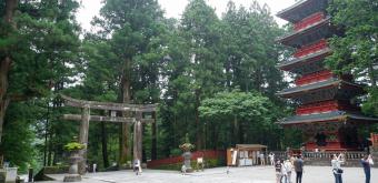 Toshogu à Nikko, grand torii et pagode à 5 étages Gojunoto