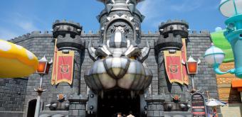 Super Nintendo World (USJ, Osaka), forteresse de Bowser et entrée de l'attraction Mario Kart Koopa's Challenge 