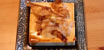 Assiette de tofu froid hiyayakko garni de katsuobushi