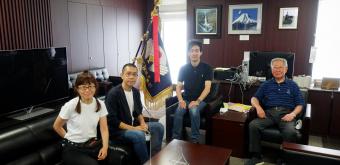 Bureau du président du Japan Shiatsu College : Kazutami Namikoshi (à droite) et Megumi Okubo (à gauche)