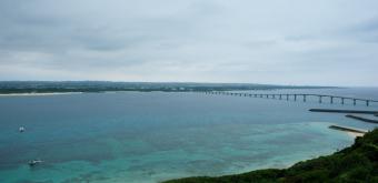 Observatoire du château de Ryugu (Kurima-jima), vue sur la plage Yonaha-Maehama et le pont Kurima