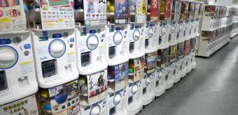 Grand magasin de Gashapon d'Ikebukuro, allée de la boutique et alignement de machines à capsules 3