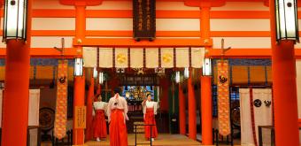 Kumano Nachi Taisha, rituel mené par les prêtresses Miko du sanctuaire