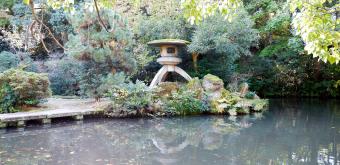 Oyama-jinja (Kanazawa), lanterne dans les jardins du sanctuaire