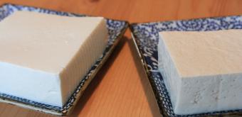 Tofu soyeux (à gauche) et tofu ferme (à droite) dans une assiette
