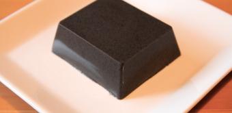 Tofu noir au sésame (Goma-dofu) dans une assiette